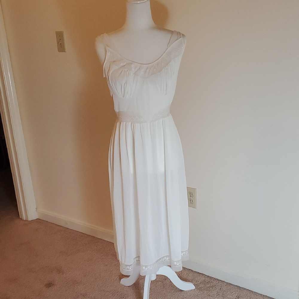 Elegant White Sleeveless Nightie